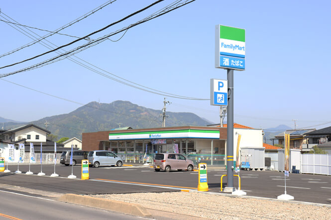 三好町駅近くのファミマ
