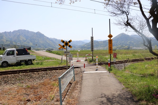 遮断機のない踏切
