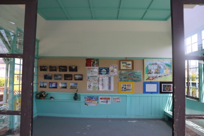 中塩田駅待合室